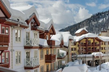 sun peaks grand met sneeuw op de daken.jpg