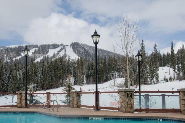 sun peaks grand hotel zwembad in de winter.jpg