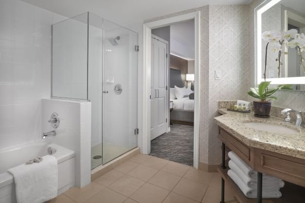 sun peaks grand hotel suite badkamer met bad en douche.jpg