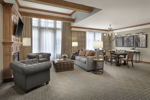 sun peaks grand hotel suite met eethoek.jpg