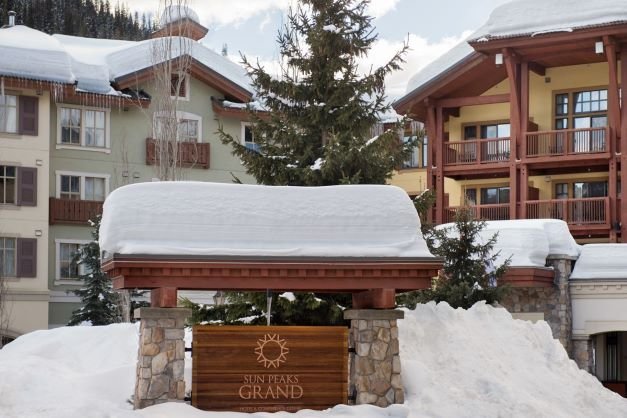 sun peaks grand entree in de winter.jpg