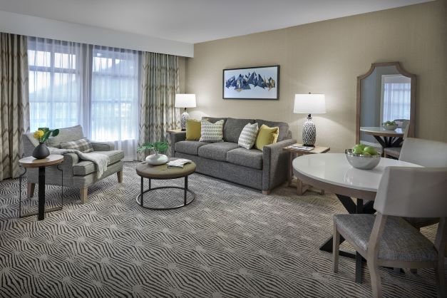 sun peaks grand hotel suite met zithoek.jpg