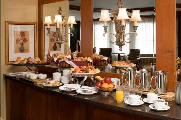 Sun Peaks - Sun Peaks Grand Hotel Summit club breakfast room