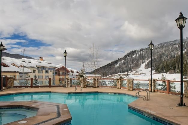 sun peaks grand met zwembad in de sneeuw.jpg
