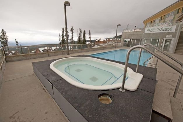 Big White - Inn at big white pool