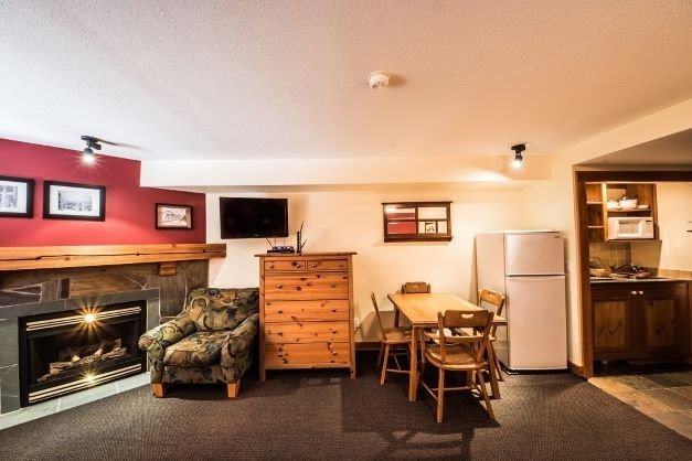 white crystal inn superior kitchenette hotel room met gashaard en kitchenette.jpg