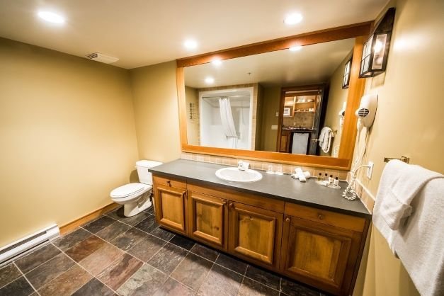 white crystal inn superior kitchenette hotel room badkamer.jpg
