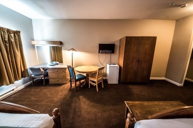 white crystal inn standard hotel room 2.jpg
