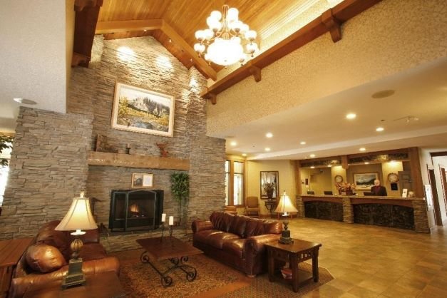best western plus fernie mountain lodge lobby.jpeg