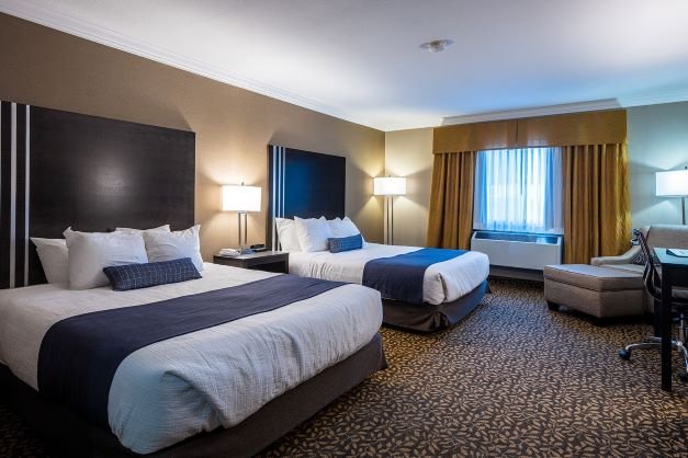 Fernie - Best Western Mountain Plus hotel room 2 queens