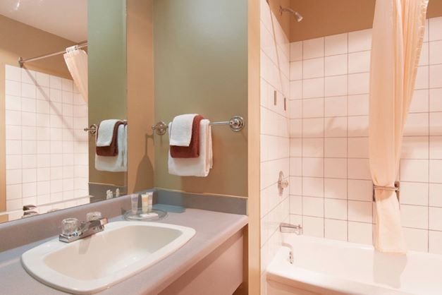 Fernie - Fernie Slopeside Lodge bathroom