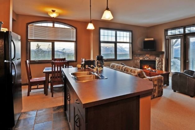 Kicking Horse - Glacier Mountaineer Lodge suite kitchen