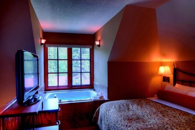 Banff – Caribou Lodge corner loft suite