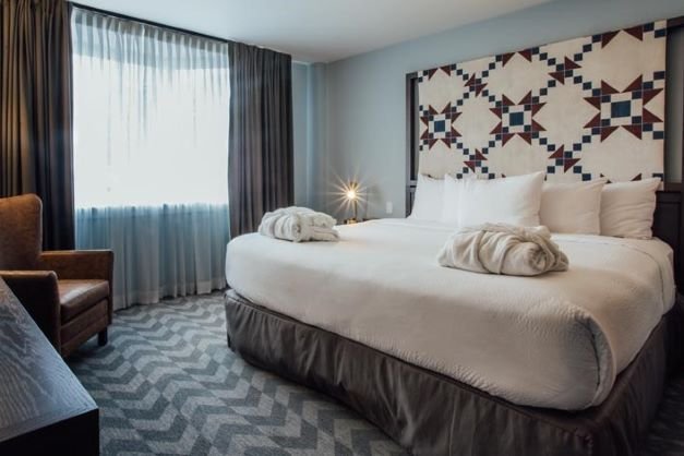 Banff Mount Royal Hotel - junior suite bedroom
