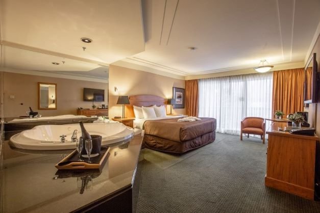 Banff park lodge - deluxe jacuzzi room