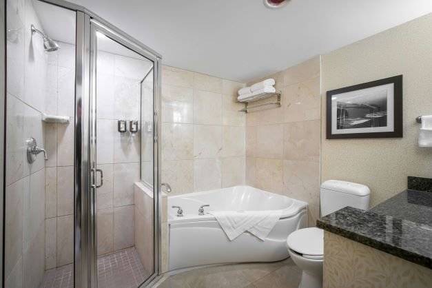 Lake Louise - Lake louise inn deluxe 1 bedroom suite - jacuzzi.jpeg
