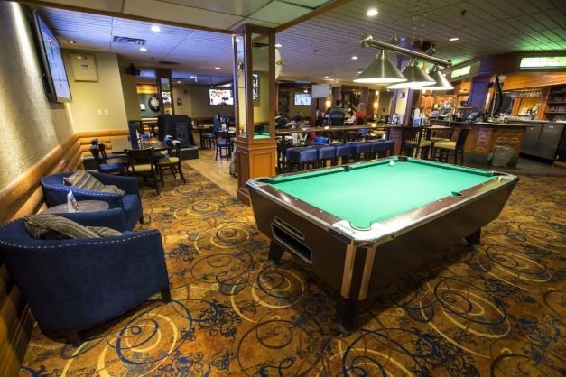 Lake Louise - Lake Louise Inn lounge