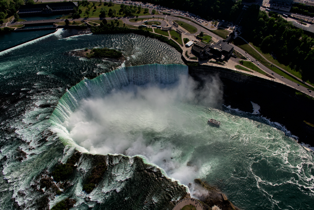 Niagara watervallen in het winterseizoen, spectaculair! De Rainbow Bridge verbindt Canada en Amerika