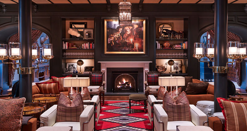 De lounge van Hotel Jerome in Aspen wordt ook wel The Livingroom genoemd