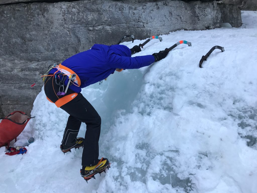 In Canada kun je tijdens je wintersportvakantie in Jasper ook ijsklimmen in de Maligne Canyon