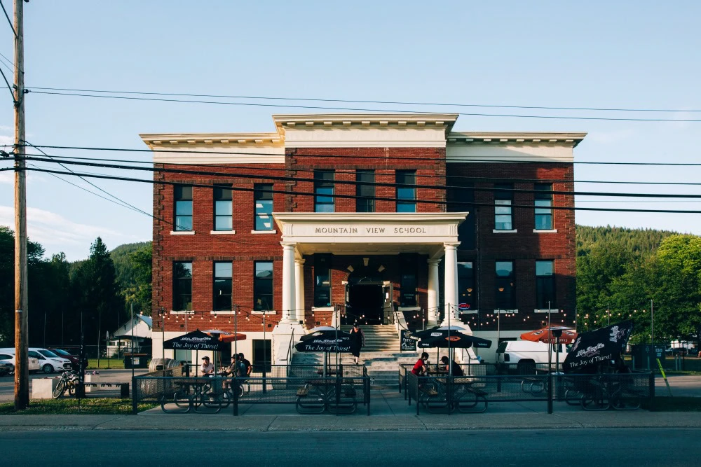 Old School Eatery in Revelstoke is gevestigd in een historisch schoolgebouw van 100  jaar oud, prachtige locatie.