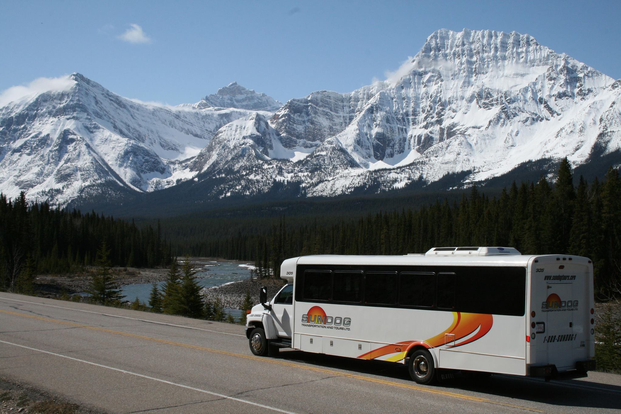 KLM brengt je rechtstreeks naar Edmonton waar een transferbus je naar wintersportdorp Jasper brengt