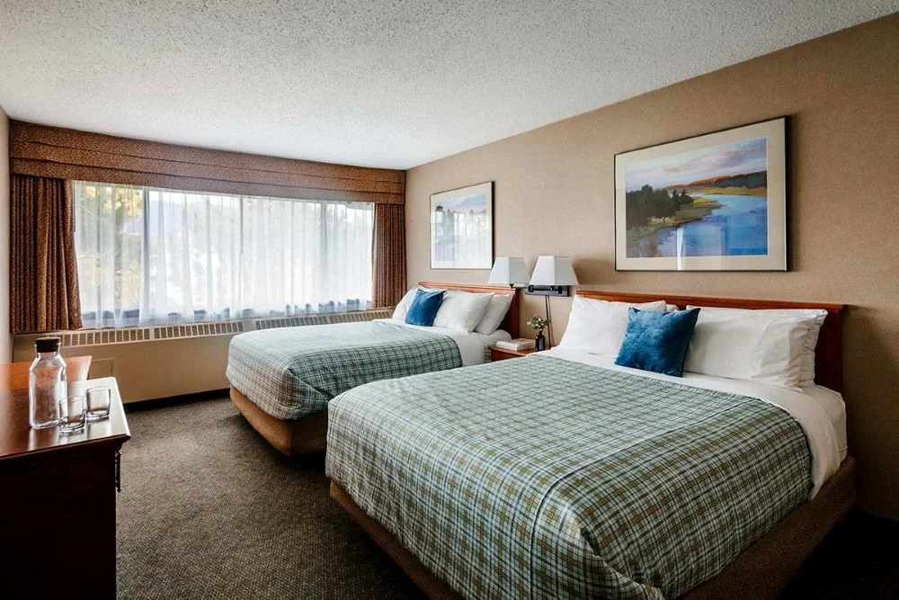 Jasper - Lobstick lodge standard room with 2 queen beds