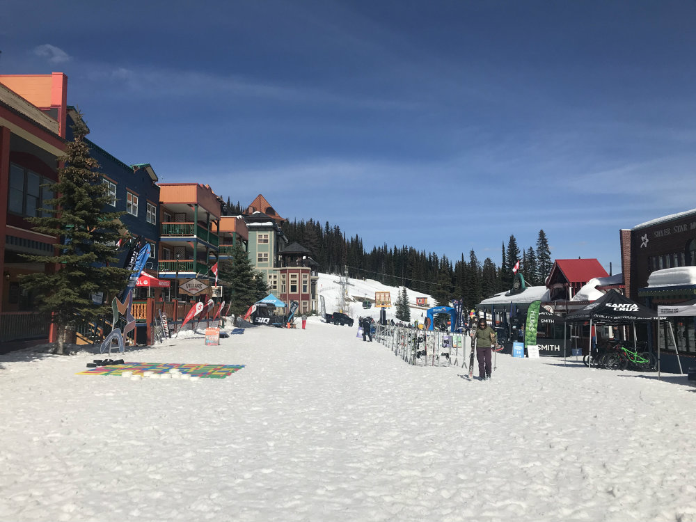 Canadees Silverstar, gezellig skidorp midden in skigebied. Het skiresort is heerlijk overzichtelijk