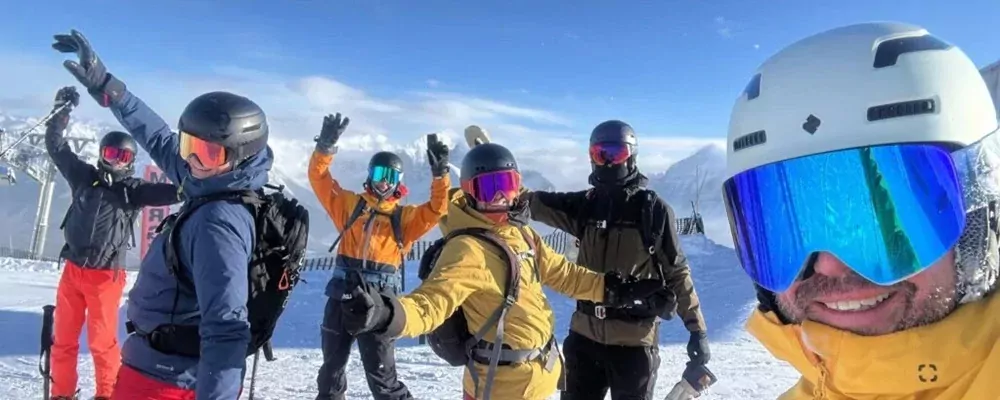 Samen op wintersport: de charme van reizen met een groep