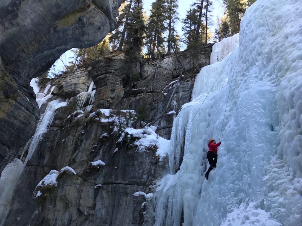 In Jasper kun je ijsklimmen in de Maligne Canyon onder begeleiding van een gids.