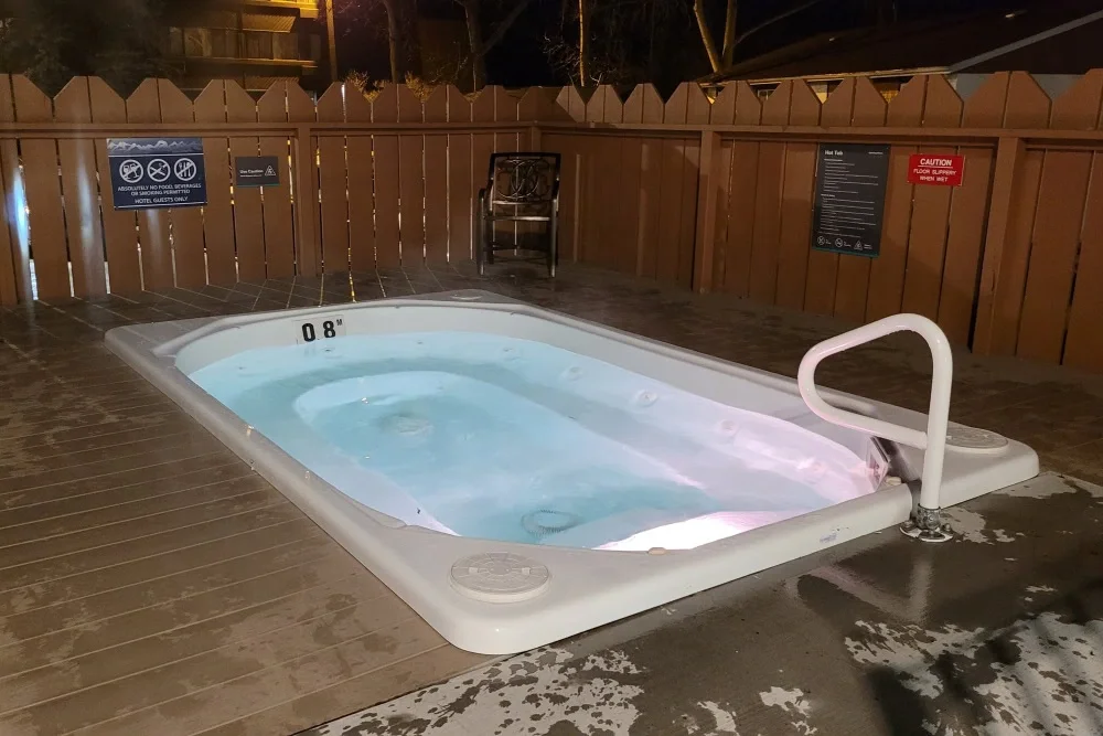 Jasper Lobstick Lodge hot tub