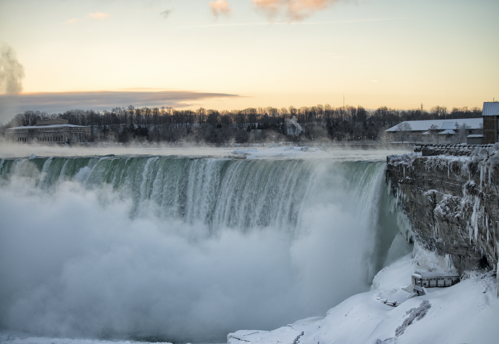 Aan Canadese kant van de Niagara waterfalls kun je Clifton Hill bezoeken