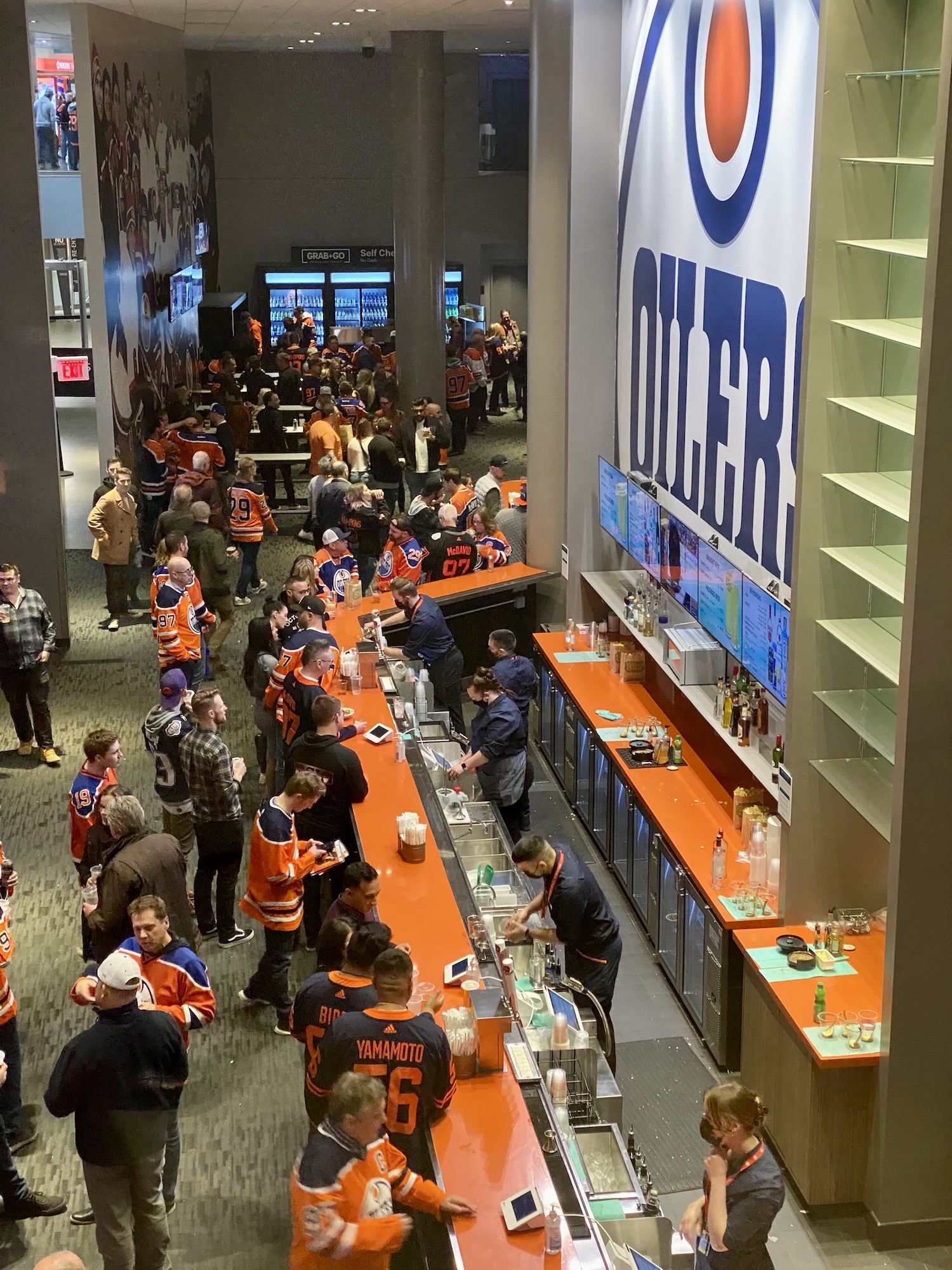 Geniet van het voorproefje van de ijshockey-gekte aan de grote bar in het thuisstadion Rogers place