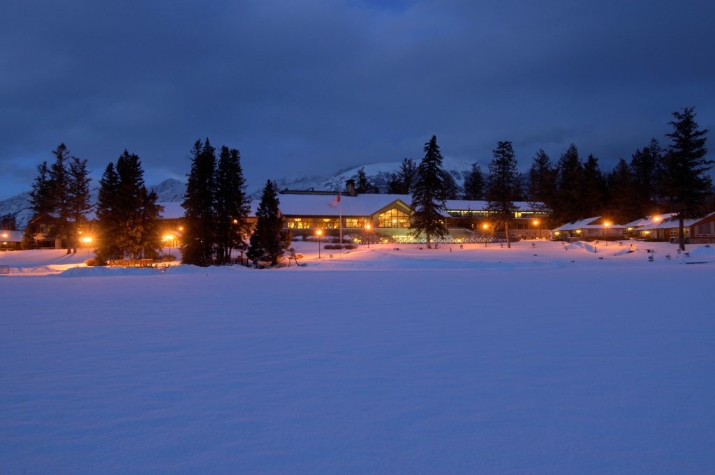 In Fairmont Jasper Park Lodge vind je 4 restaurants, prachtige lounge met een bar en een open haard