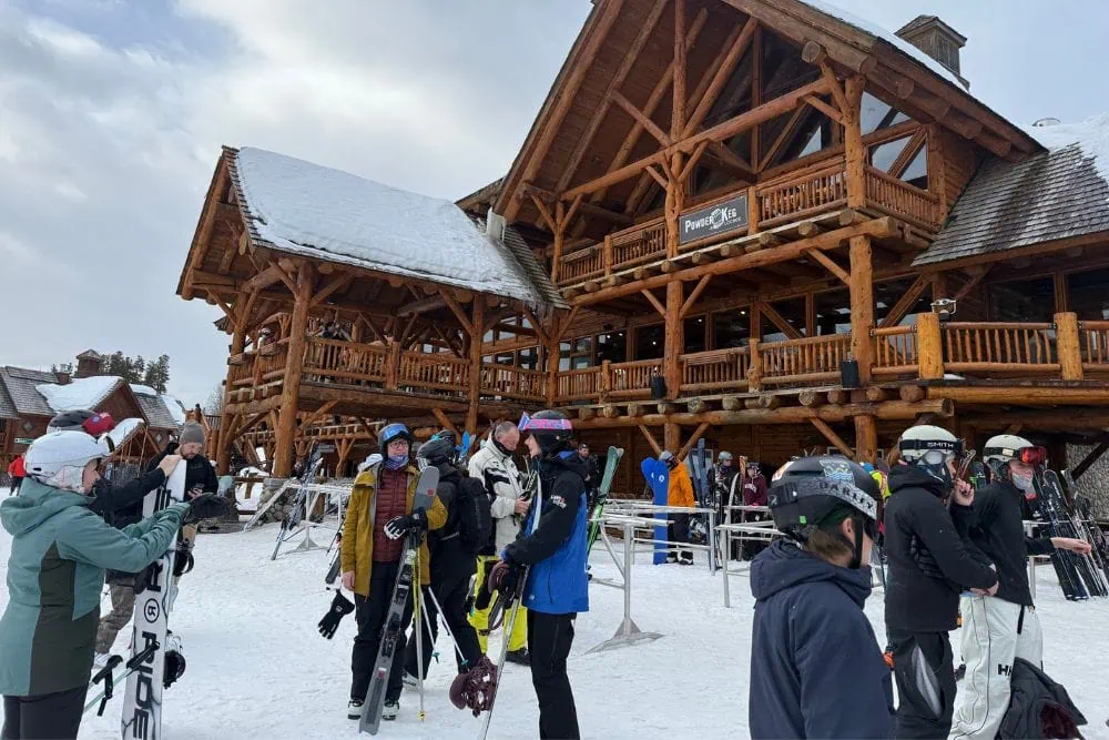 Geniet van een lunch of diner bij de skipiste in Canada