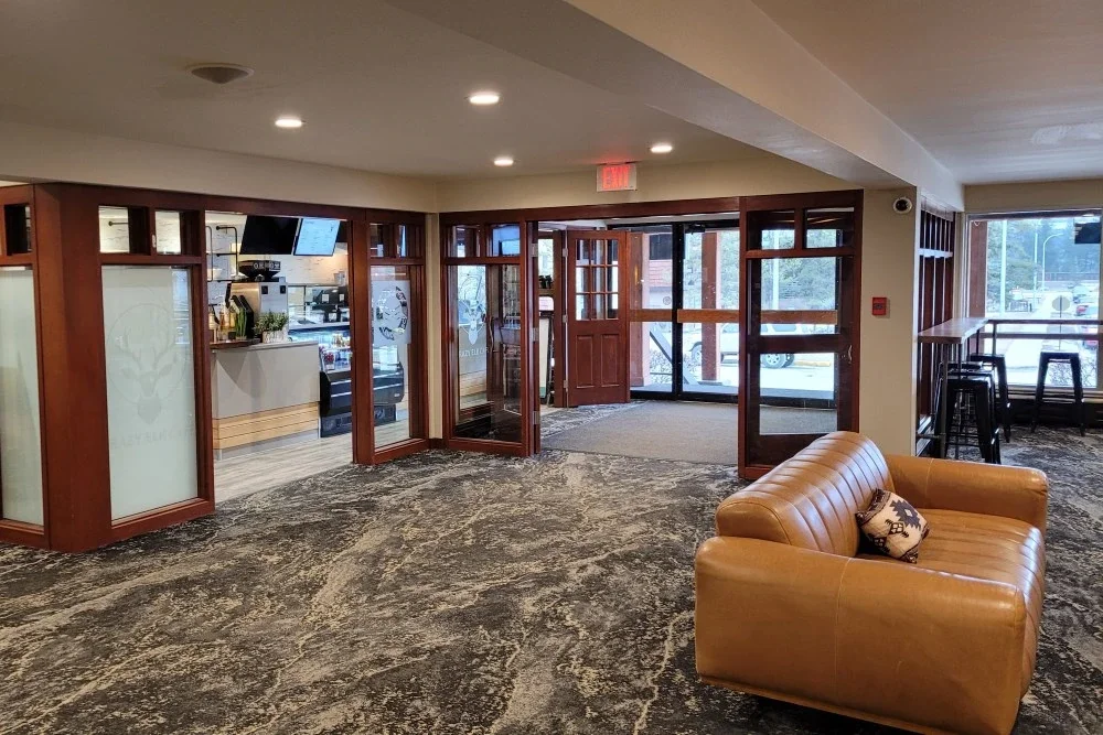 Jasper Lobstick Lodge lobby2
