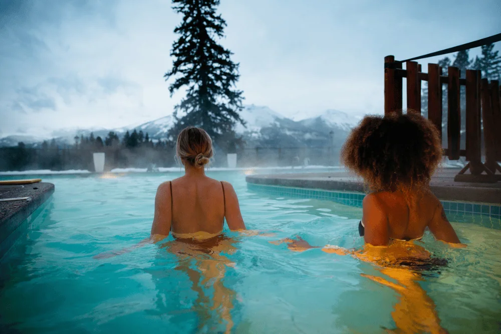 De Fairmont Jasper Park Lodge beschikt over een luxe Health Club met verwarmd buitenzwembad