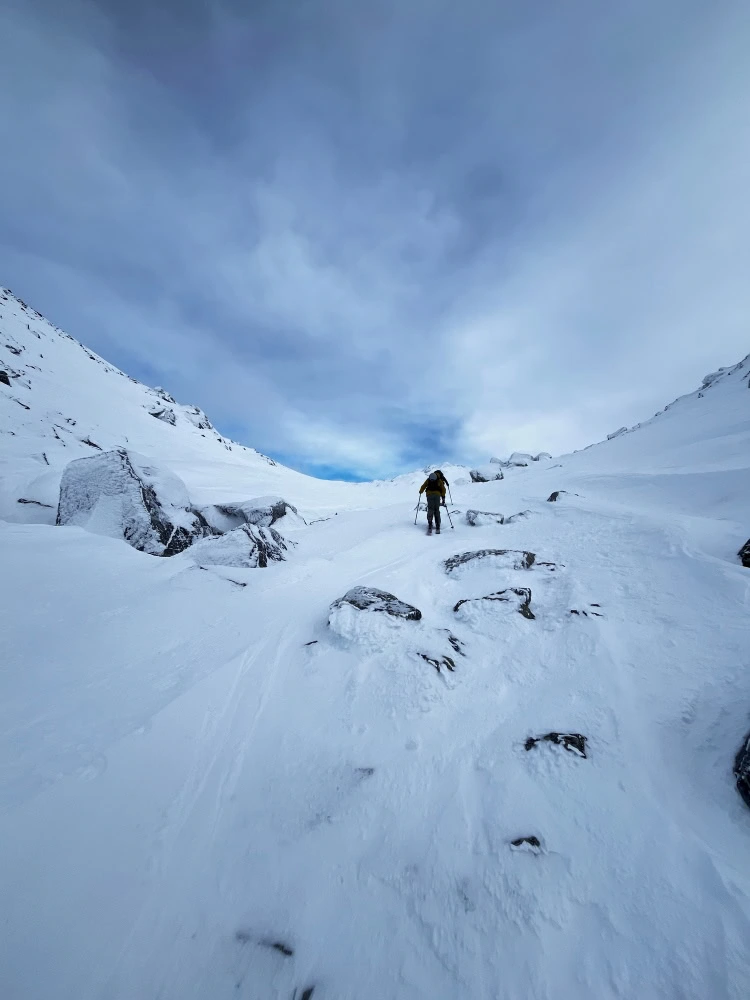 Boven wacht &eacute;&eacute;n van de bekendste off-piste lijnen van Whistler: Dead End