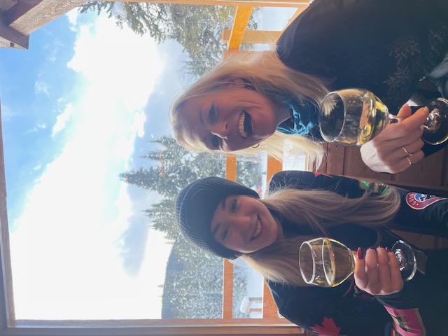 Genieten van heerlijke gerechten, fijne wijnen en een prachtig uitzicht in de Sawyers nook in de Temple Lodge in Lake Louise.