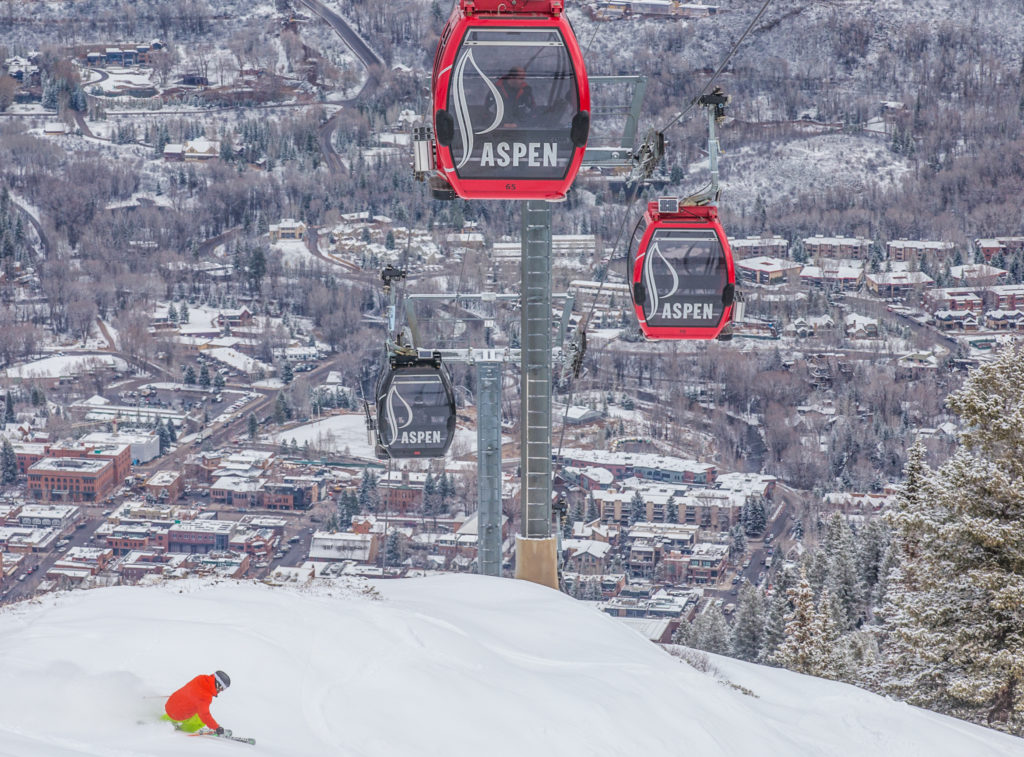 Aspen, in de staat Colorado, in de Rocky Mountains ligt een paar uur rijden van de luchthaven Denver