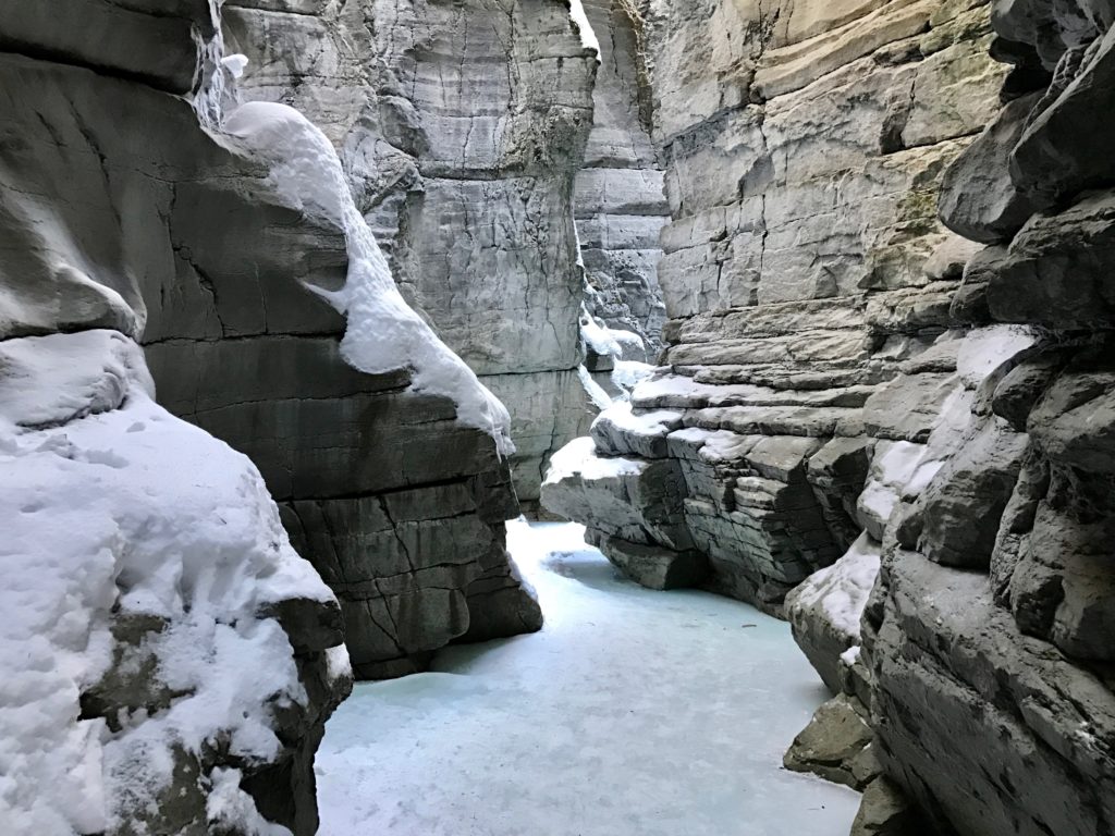 In Jasper kun je ijsklimmen in de Maligne Canyon onder begeleiding van een gids.