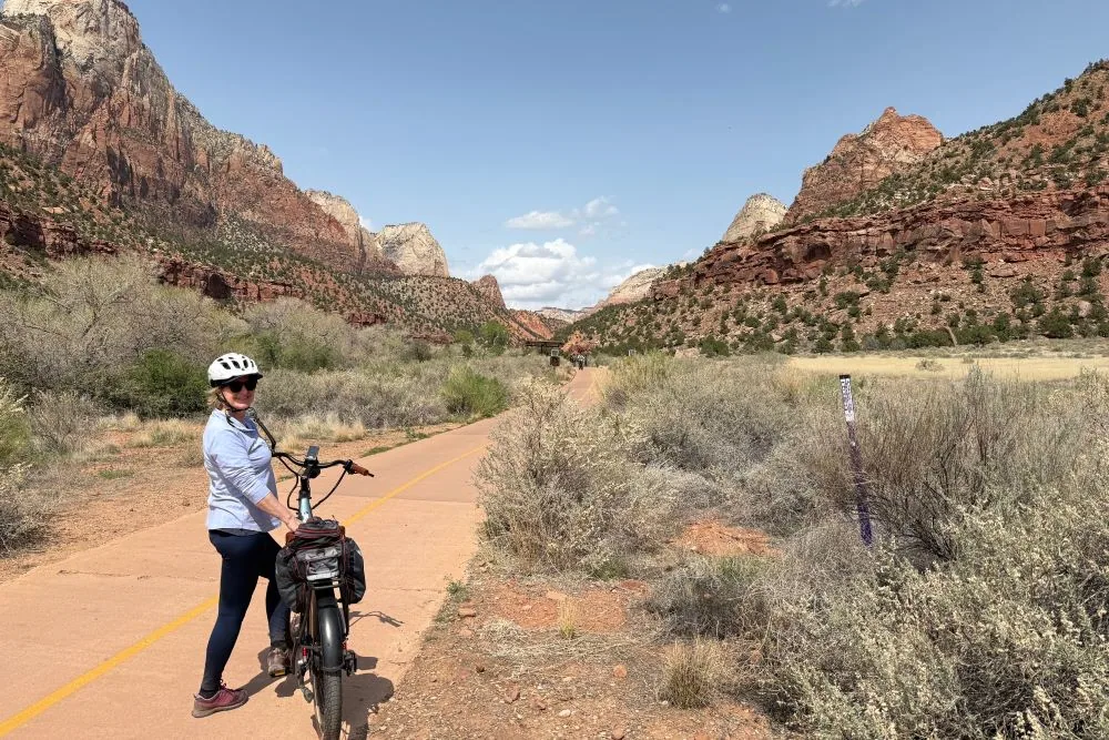 Tip: huur een e-bike om langs de kabbelende Virgin River te fietsen