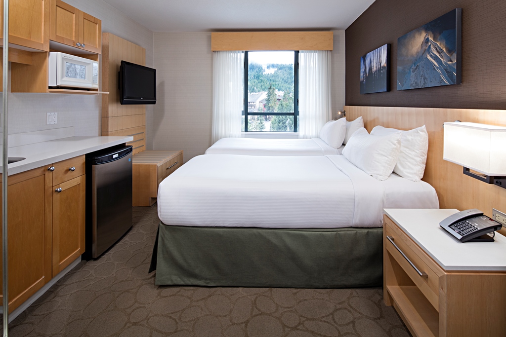 Standard guest room met 2 Queen bedden in de Delta Whistler Village Suites in Whistler