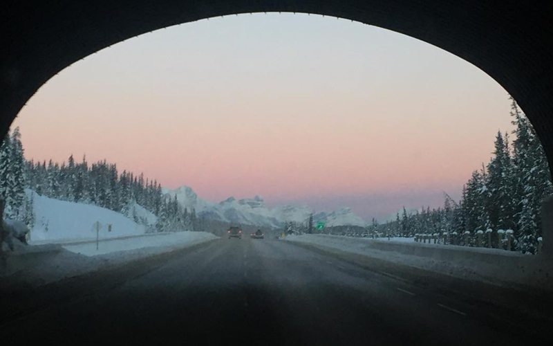De weg tussen Banff en Lake Louise is een prachtige weg 