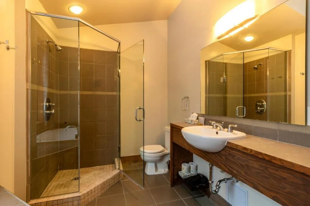 Kicking Horse Copper Horse Lodge 2 Queens Premium Room bathroom