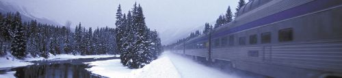 Maak een treinreis op je skivakantie in Jasper: De Skeena Train rijdt langs de Fraser Rivier