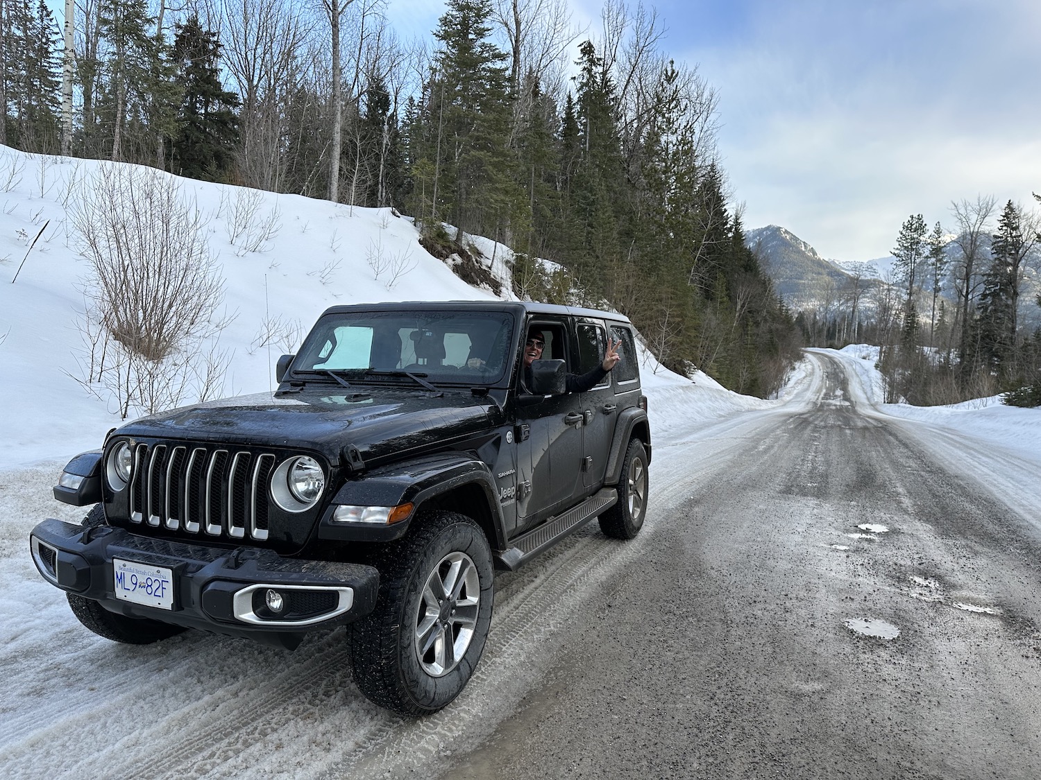 Met onze stoere huurjeep beginnen we aan onze eigen Powder Highway Safari