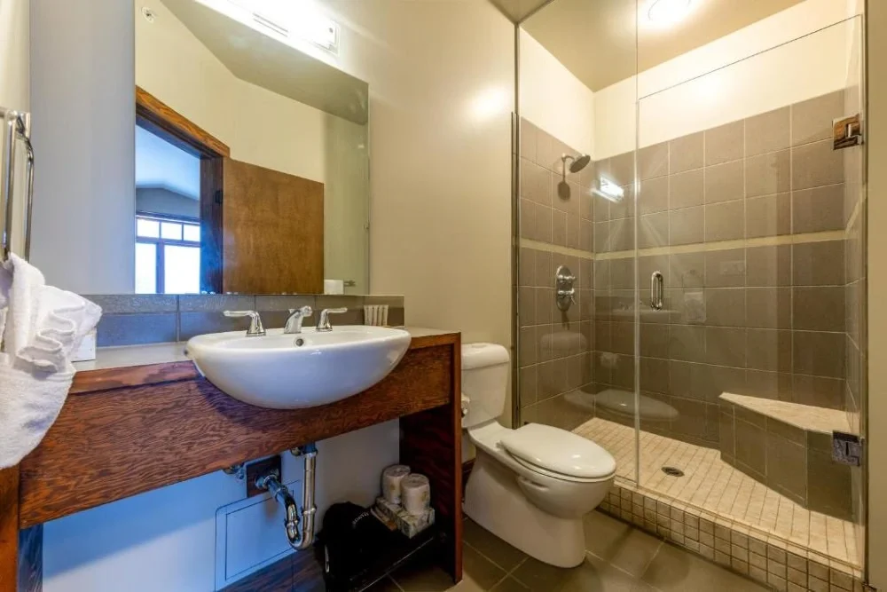 Kicking Horse Copper Horse Lodge 1 king deluxe room bathroom