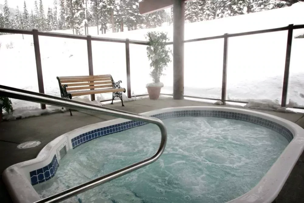 Sun Peaks Nancy Greene's Cahility Lodge - Hot Tub outdoor