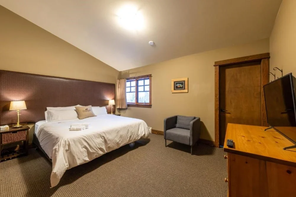 Kicking Horse Copper Horse Lodge 1 King Standard Room